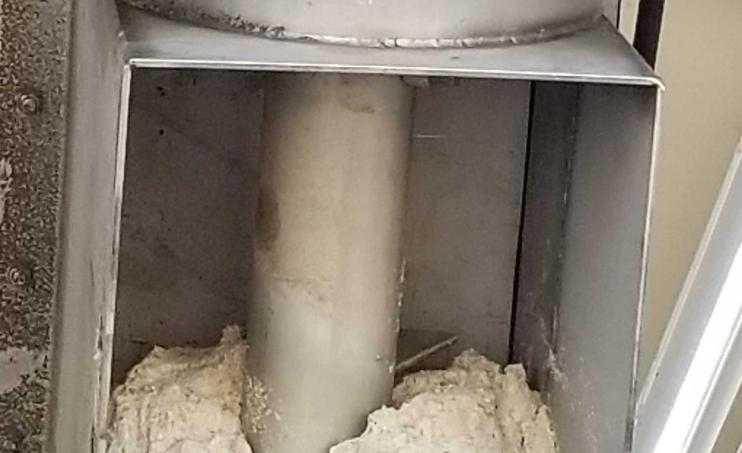 Close-up grit discharge chute