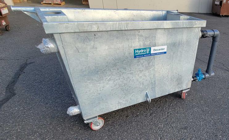 Side view, rear-loading Decanter